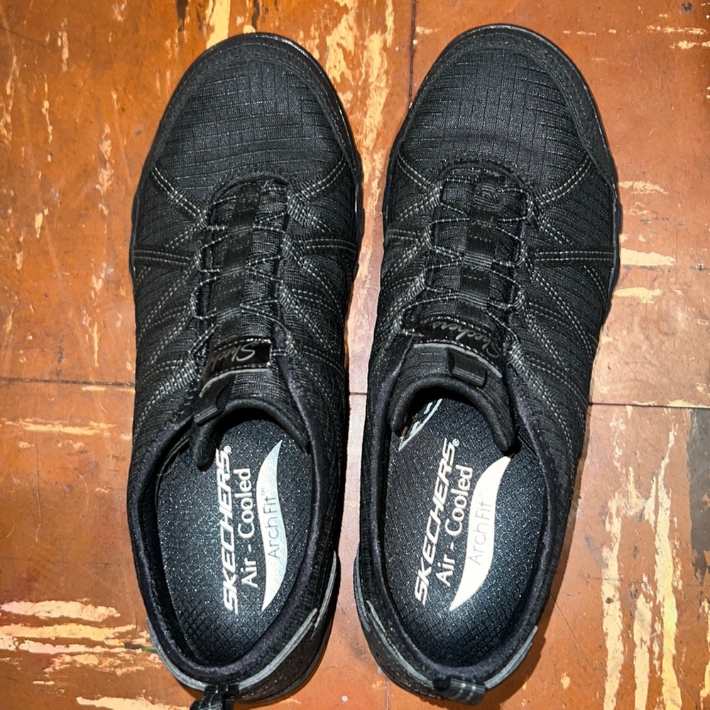 Sketchers size 8M Air-Cooled Arch Fit Slip On Women’s Athletic Shoes